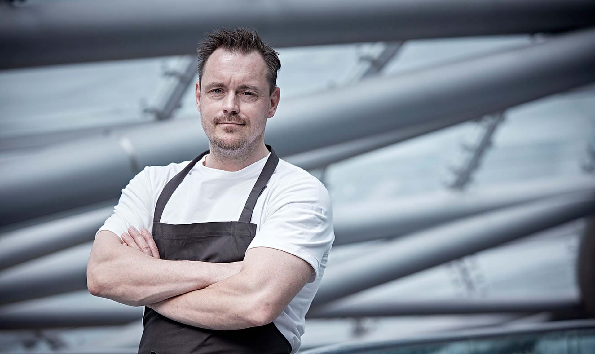 Jari Vesivalo Hella ja Huoneessa vierailevana keittiömestarina