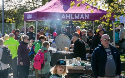 Hella ja Huoneen sadonkorjuupöytä Ahlmannin Elämää maasta-lähiruokatapahtumassa 17.9.2022