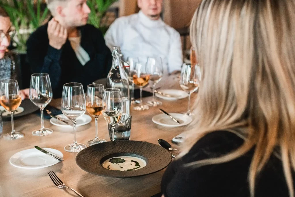 ihmisiä ruokailemassa ravintolassa